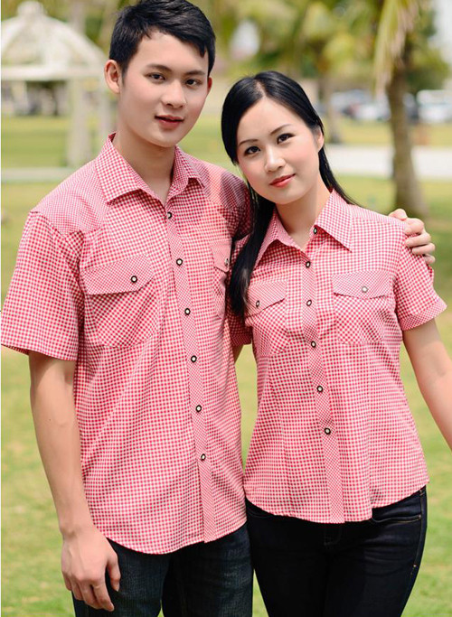 Nhẹ nhàng và có phần khá... nghiêm túc, style này để lộ bạn hơn chàng về số tuổi, tuy nhiên, bù lại cả hai lại cho thấy sự bền vững, chín chắn, điềm đạm trong tình yêu. (Ảnh: HB) Xem thêm: Cặp đôi hoàn hảo siêu dễ thương hè này