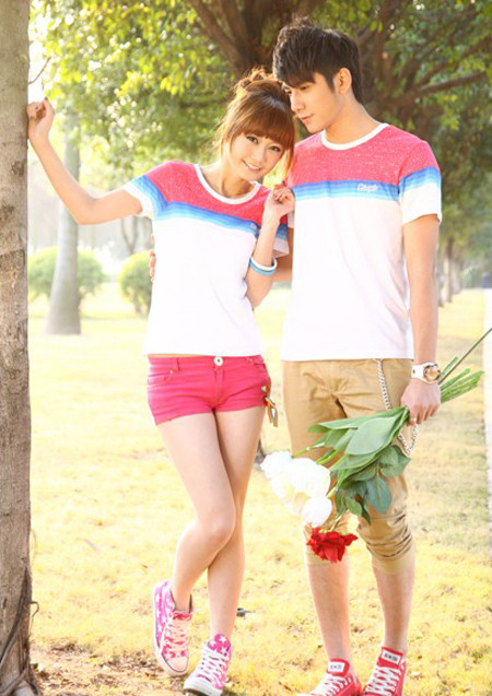 Màu hồng ngọt ngào, nữ tính sẽ giúp bạn "ăn gian" đôi ba tuổi, trong khi chàng thì thấy ấm áp, dễ thương. (Ảnh: HB) Xem thêm: Cặp đôi hoàn hảo siêu dễ thương hè này