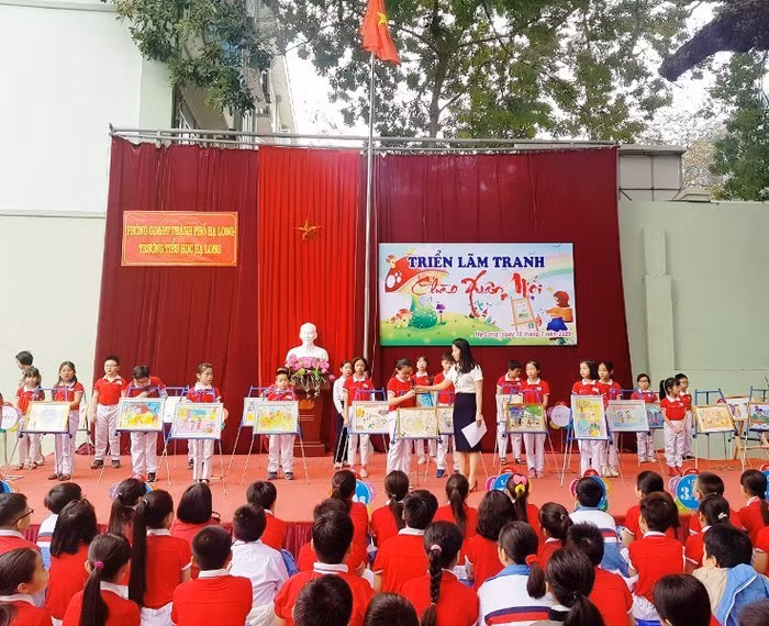 Trường Tiểu học Hạ Long tổ chức triển lãm tranh, bán đấu giá để gây quỹ hỗ trợ học sinh có hoàn cảnh khó khăn (Ảnh: CTV)