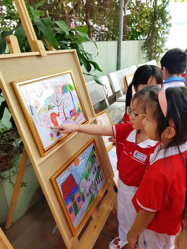 Học sinh nhà trường tham gia triển lãm với nhiều bức tranh đẹp, sinh động (Ảnh: CTV)