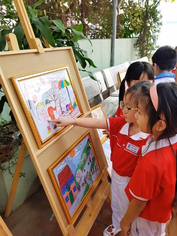 Học sinh nhà trường tham gia triển lãm với nhiều bức tranh đẹp, sinh động (Ảnh: CTV)