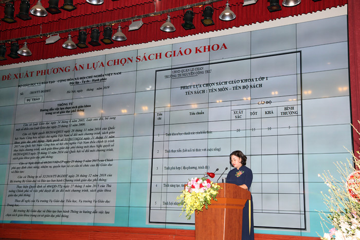 Cô giáo Nguyễn Thị Thắm, Hiệu trưởng Trường tiểu học Nguyễn Công Trứ đã đề xuất phương pháp lựa chọn sách giáo khoa (Ảnh: Lã Tiến) Cô giáo Nguyễn Thị Thắm, Hiệu trưởng Trường tiểu học Nguyễn Công Trứ đã đề xuất phương pháp lựa chọn sách giáo khoa (Ảnh: Lã Tiến)