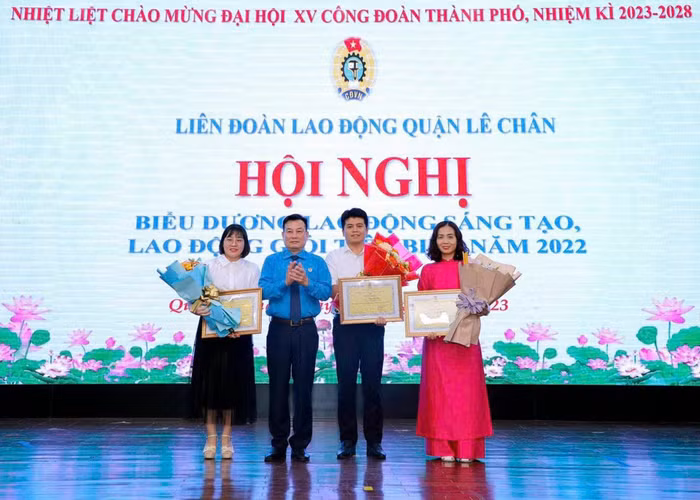Cô Hứa Thanh Mai nhận Bằng khen Lao động giỏi của Ban chấp hành Liên đoàn Lao động thành phố Hải Phòng năm 2022 (Ảnh: NVCC)