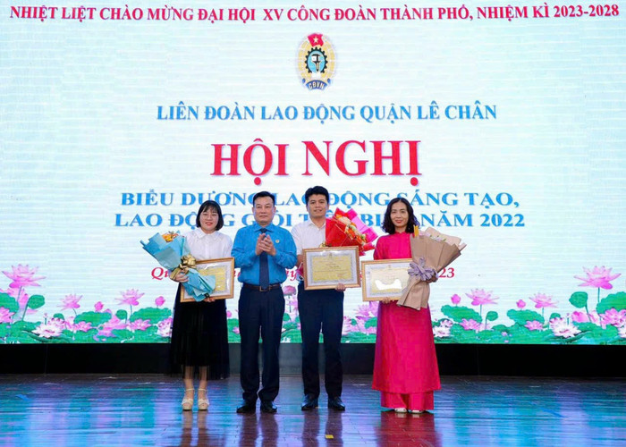 Cô Hứa Thanh Mai nhận Bằng khen Lao động giỏi của Ban chấp hành Liên đoàn Lao động thành phố Hải Phòng năm 2022 (Ảnh: NVCC)