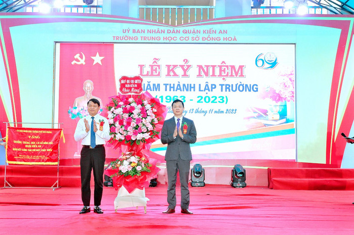 Lãnh đạo quận Kiến An tặng hoa chúc mừng nhà trường (Ảnh: LT) Lãnh đạo quận Kiến An tặng hoa chúc mừng nhà trường (Ảnh: LT)