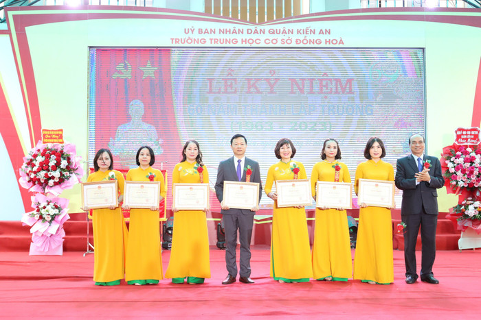 Lãnh đạo Sở Giáo dục và Đào tạo trao bằng khen của Bộ trưởng Bộ Giáo dục và Đào tạo tặng tập thể và các cá nhân có thành tích xuất sắc (Ảnh: LT) Lãnh đạo Sở Giáo dục và Đào tạo trao bằng khen của Bộ trưởng Bộ Giáo dục và Đào tạo tặng tập thể và các cá nhân có thành tích xuất sắc (Ảnh: LT)