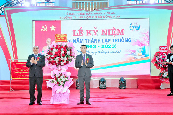 Lãnh đạo Sở Giáo dục và Đào tạo tặng hoa chúc mừng nhà trường (Ảnh: LT) Lãnh đạo Sở Giáo dục và Đào tạo tặng hoa chúc mừng nhà trường (Ảnh: LT)