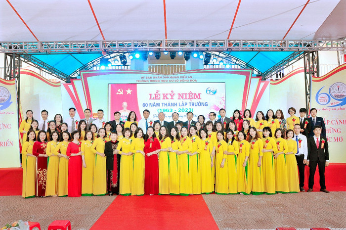 Các đại biểu chụp ảnh lưu niệm với cán bộ, giáo viên, nhân viên nhà trường (Ảnh: LT) Các đại biểu chụp ảnh lưu niệm với cán bộ, giáo viên, nhân viên nhà trường (Ảnh: LT)