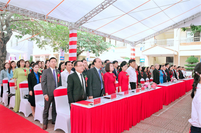 Các đại biểu dự lễ kỷ niệm 60 năm thành lập Trường Trung học cơ sở Đồng Hoà (Ảnh: LT) Các đại biểu dự lễ kỷ niệm 60 năm thành lập Trường Trung học cơ sở Đồng Hoà (Ảnh: LT)