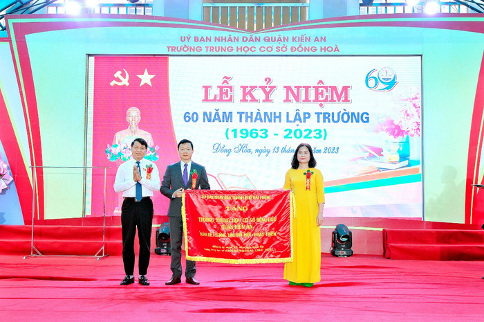 Ông Phạm Văn Khanh - Bí thư Quận ủy Kiến An trao bức trướng của Ủy ban nhân dân thành phố tặng Trường Trung học cơ sở Đồng Hòa (Ản: LT) Ông Phạm Văn Khanh - Bí thư Quận ủy Kiến An trao bức trướng của Ủy ban nhân dân thành phố tặng Trường Trung học cơ sở Đồng Hòa (Ản: LT)