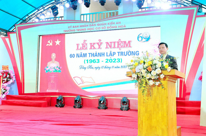 Thầy giáo Lê Văn Hùng - Hiệu trưởng Trường Trung học cơ sở Đồng Hoà đọc diễn văn kỷ niệm (Ảnh: LT) Thầy giáo Lê Văn Hùng - Hiệu trưởng Trường Trung học cơ sở Đồng Hoà đọc diễn văn kỷ niệm (Ảnh: LT)