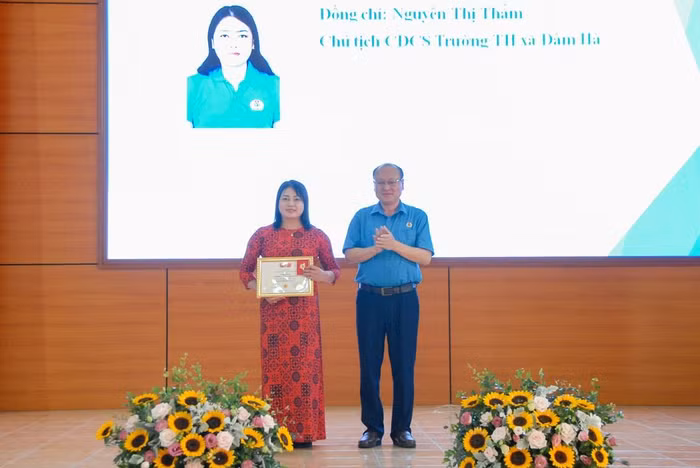 Cô giáo Nguyễn Thị Thắm nhận Kỷ niệm chương "Vì sự nghiệp xây dựng tổ chức Công đoàn" của Tổng Liên đoàn Lao động Việt Nam năm 2019. (Ảnh: Văn Bá)