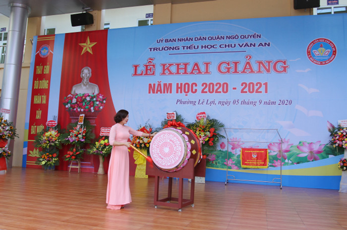 Cô giáo Phạm Thị Diện, Hiệu trưởng Trường Tiểu học Chu Văn An đánh trống khai trường (Ảnh: Lã Tiến)