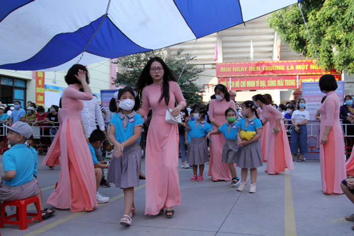 Các em học sinh tới dự khai giảng trong không khí vui tươi, phấn khởi (Ảnh: Lã Tiến)