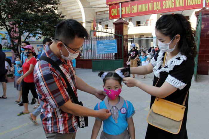 Nhiều học sinh lớp 1 được bố mẹ đưa tới trường dự lễ khải giảng năm học mới (Ảnh: Lã Tiến)