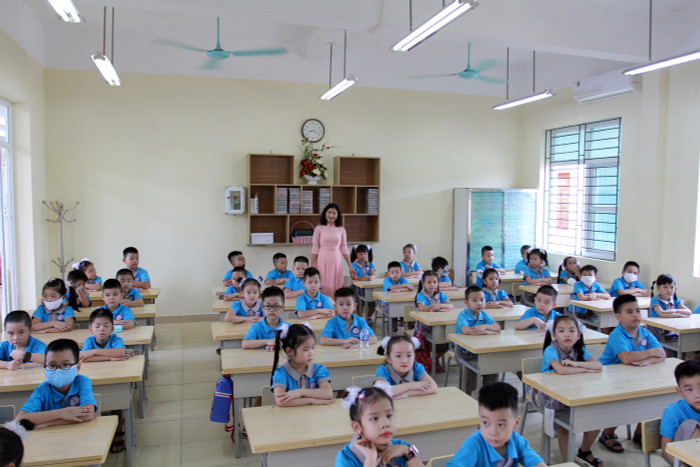 Cô giáo và các em học sinh đều phấn khởi chào đón năm học mới (Ảnh: Lã Tiến)