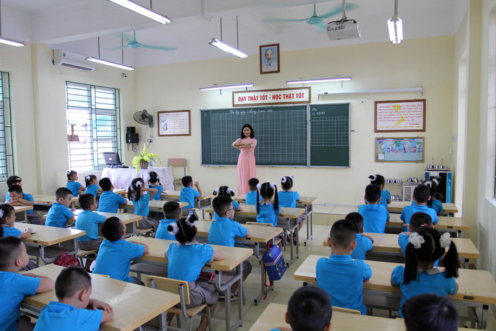 Giáo viên đang dạy lớp 1 đều được đào tạo để dạy theo sách giáo khoa. (Ảnh minh họa: Lã Tiến) Giáo viên đang dạy lớp 1 đều được đào tạo để dạy theo sách giáo khoa. (Ảnh minh họa: Lã Tiến)