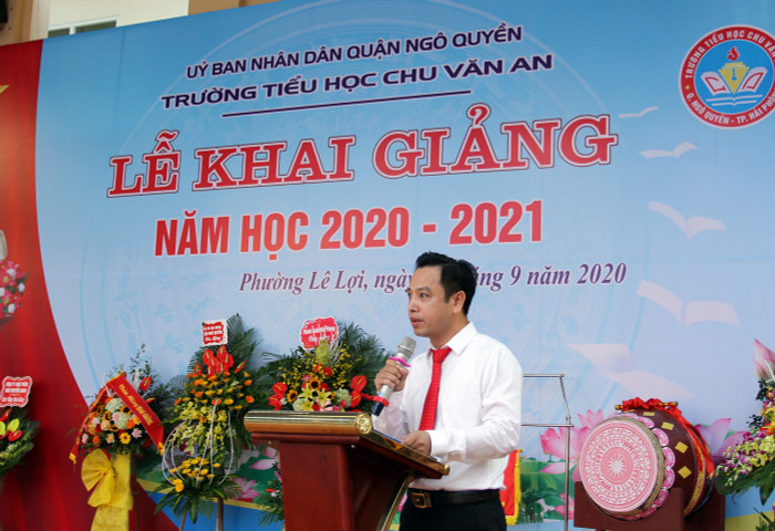 Thầy giáo Vũ Văn Hùng, Phó hiệu trưởng Trường Tiểu học Chu Văn An đọc thư của Bác Hồ, thư của Tổng Bí thư, Chủ tịch nước (Ảnh: Lã Tiến)