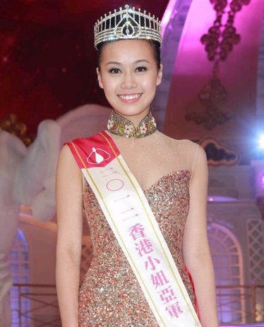 Á hậu 1 Hoàng Tâm Dĩnh trong đêm chung kết Hoa hậu Hồng Kông 2012.