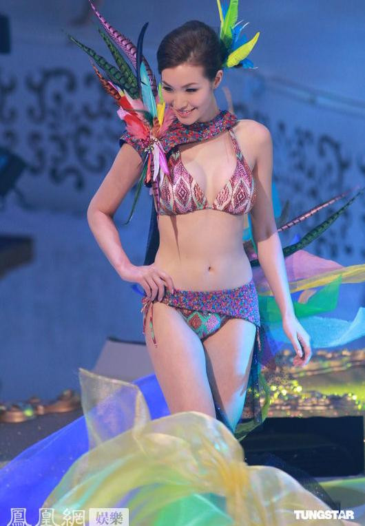 Nóng bỏng trong phần trình diễn trang phục áo tắm. Nóng bỏng trong phần trình diễn trang phục áo tắm.