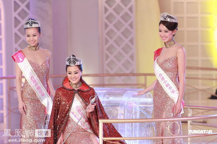 Và cuối cùng ngôi vị Hoa hậu Hồng Kông 2012 đã thuộc về Trương Danh Nha 24 tuổi (giữa), cháu gái của nghệ sĩ nổi tiếng Hồng Kông Trương Kiên Đình. Và cuối cùng ngôi vị Hoa hậu Hồng Kông 2012 đã thuộc về Trương Danh Nha 24 tuổi (giữa), cháu gái của nghệ sĩ nổi tiếng Hồng Kông Trương Kiên Đình.