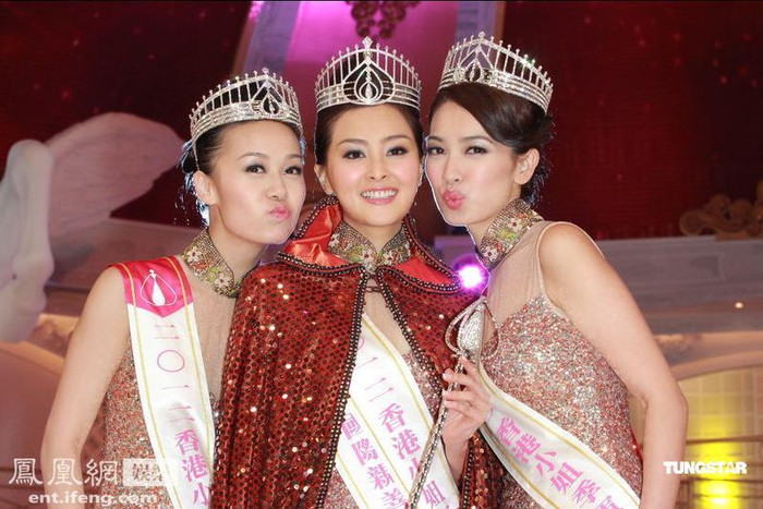 Ngoài danh hiệu Hoa hậu, Trương Danh Nha còn ẵm luôn giải Hoa hậu Thân thiện, Á hậu 1 thuộc về Hòang Tâm Dĩnh (ngoài cùng bên trái) và Á hậu 2 thuộc về Châu Thiên Tuyết. Ngoài danh hiệu Hoa hậu, Trương Danh Nha còn ẵm luôn giải Hoa hậu Thân thiện, Á hậu 1 thuộc về Hòang Tâm Dĩnh (ngoài cùng bên trái) và Á hậu 2 thuộc về Châu Thiên Tuyết.