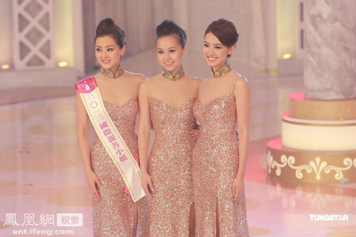 3 gương mặt xuất sắc nhất vào vòng ứng xử để chọn ra ai là Hoa hậu của đêm: Trương Danh Nha (trái), Hoàng Tâm Dĩnh (giữa) và Châu Thiên Tuyết. 3 gương mặt xuất sắc nhất vào vòng ứng xử để chọn ra ai là Hoa hậu của đêm: Trương Danh Nha (trái), Hoàng Tâm Dĩnh (giữa) và Châu Thiên Tuyết.