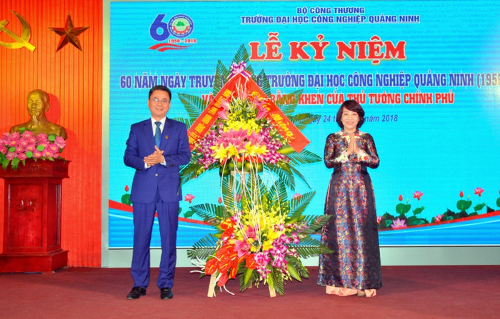 Lãnh đạo tỉnh Quảng Ninh tặng lẵng hoa chúc mừng Trường Đại học công nghiệp Quảng Ninh nhân dịp kỷ niệm 60 năm. (Ảnh: Báo Quảng Ninh) Lãnh đạo tỉnh Quảng Ninh tặng lẵng hoa chúc mừng Trường Đại học công nghiệp Quảng Ninh nhân dịp kỷ niệm 60 năm. (Ảnh: Báo Quảng Ninh)