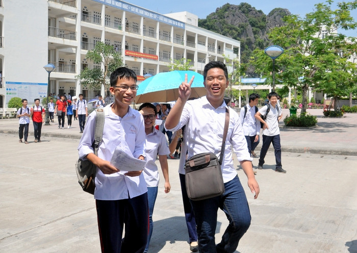 Các thí sinh dự thi vào Trường Trung học phổ thông Chuyên Hạ Long năm học 2017-2018. Các thí sinh dự thi vào Trường Trung học phổ thông Chuyên Hạ Long năm học 2017-2018.
