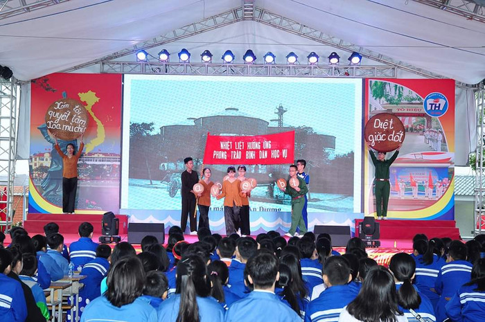 Học sinh nhà trường lồng ghép hoạt cảnh cùng với phần thuyết trình như tái hiện không khí cuộc chiến tranh chống xâm lược của dân tộc ta. (Ảnh: Lã Tiến)