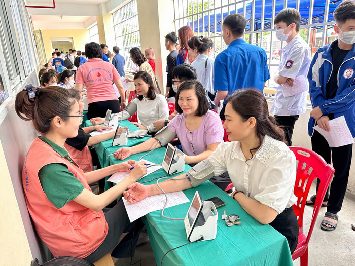 Đông đảo cán bộ, giảng viên, sinh viên đăng ký tham gia hiến máu