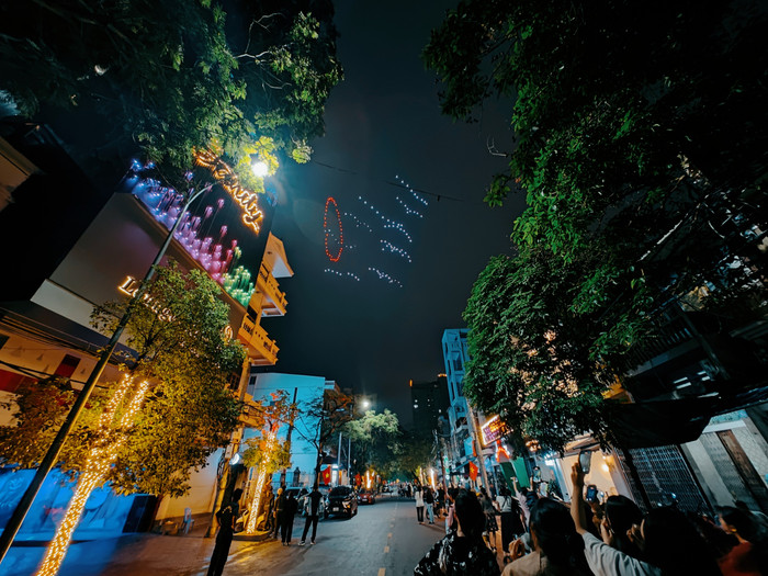 Màn trình diễn Drone Show, máy bay không người lái tạo hình nghệ thuật (Ảnh: Phong Pink)