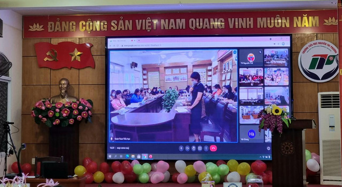 Điểm cầu tại các trường tiểu học trên địa bàn quận Hồng Bàng đưa ra nhận xét về chuyên đề (Ảnh: Phương Linh) Điểm cầu tại các trường tiểu học trên địa bàn quận Hồng Bàng đưa ra nhận xét về chuyên đề (Ảnh: Phương Linh)