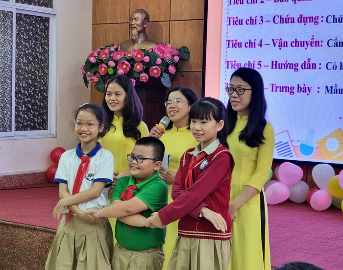 Các "doanh nghiệp nhí" bắt tay chúc mừng phần thuyết trình sản phẩm thành công (Ảnh: Phương Linh) Các "doanh nghiệp nhí" bắt tay chúc mừng phần thuyết trình sản phẩm thành công (Ảnh: Phương Linh)