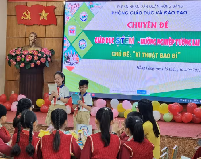 Học sinh thể hiện sự tự tin và kỹ năng thuyết trình tốt trong tiết học (Ảnh: Phương Linh)