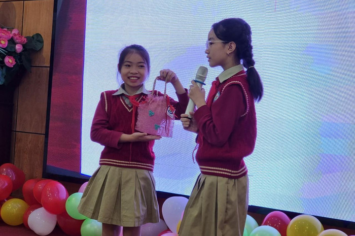 Học sinh lớp 4 trường Tiểu học Bạch Đằng giới thiệu sản phẩm (Ảnh: Phương Linh) Học sinh lớp 4 trường Tiểu học Bạch Đằng giới thiệu sản phẩm (Ảnh: Phương Linh)