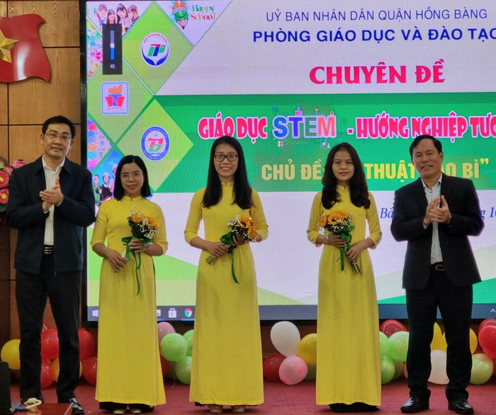 Giám đốc Sở Giáo dục và Đào tạo Hải Phòng và Bí thư Quận ủy Hồng Bàng tặng hoa cho giáo viên tham gia tiết dạy chuyên đề STEM (Ảnh: Phương Linh) Giám đốc Sở Giáo dục và Đào tạo Hải Phòng và Bí thư Quận ủy Hồng Bàng tặng hoa cho giáo viên tham gia tiết dạy chuyên đề STEM (Ảnh: Phương Linh)