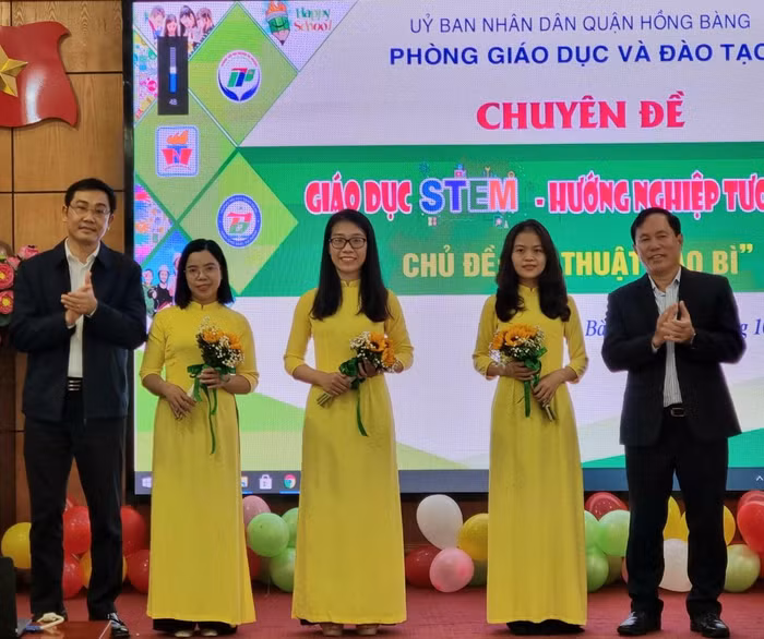 Giám đốc Sở Giáo dục và Đào tạo Hải Phòng và Bí thư Quận ủy Hồng Bàng tặng hoa cho giáo viên tham gia tiết dạy chuyên đề STEM (Ảnh: Phương Linh)