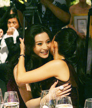 Chương Tử Di và Phạm Băng Băng cùng xuất hiện tại một bữa tiệc sau khi hợp tác chung trong bộ phim "Phi thường hoàn mỹ". Chương Tử Di và Phạm Băng Băng cùng xuất hiện tại một bữa tiệc sau khi hợp tác chung trong bộ phim "Phi thường hoàn mỹ".