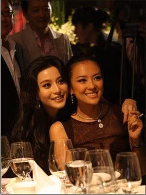 Chương Tử Di và Phạm Băng Băng thân mật như chị em. Ảnh. news365.