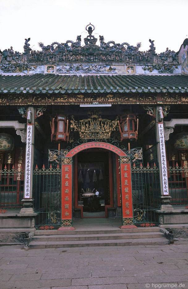 Trang trí ở các điện là hình hoa lá, chim thú và hoành phi, câu đối, biển tự thường là màu đỏ, vàng tạo sự ấm áp, tin tưởng. Chùa còn có các bức tranh đắp nổi liên hoàn, các con vật thuộc "tứ linh". Chùa có gắn các tượng tròn, phù điêu bằng gốm dày đặc từ trên nóc chùa, mái, hiên chùa cho đến các bàn thờ, vách tường... do 2 lò gốm Bửu Nguyên và Đồng Hòa sản xuất vào năm 1908. Trang trí ở các điện là hình hoa lá, chim thú và hoành phi, câu đối, biển tự thường là màu đỏ, vàng tạo sự ấm áp, tin tưởng. Chùa còn có các bức tranh đắp nổi liên hoàn, các con vật thuộc "tứ linh". Chùa có gắn các tượng tròn, phù điêu bằng gốm dày đặc từ trên nóc chùa, mái, hiên chùa cho đến các bàn thờ, vách tường... do 2 lò gốm Bửu Nguyên và Đồng Hòa sản xuất vào năm 1908.