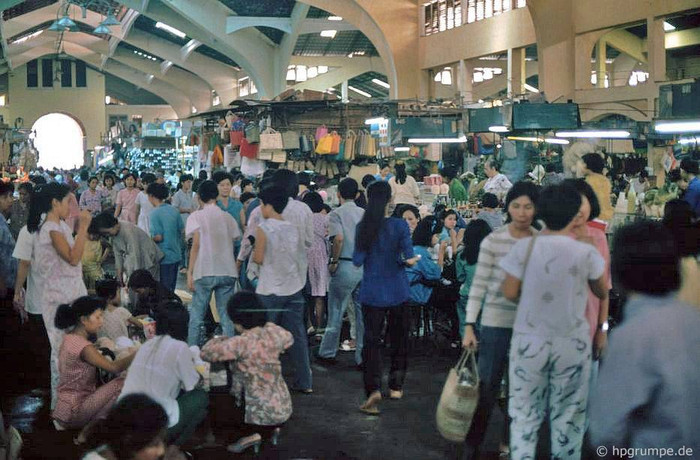 Bên trong chợ Bến Thành 1991.