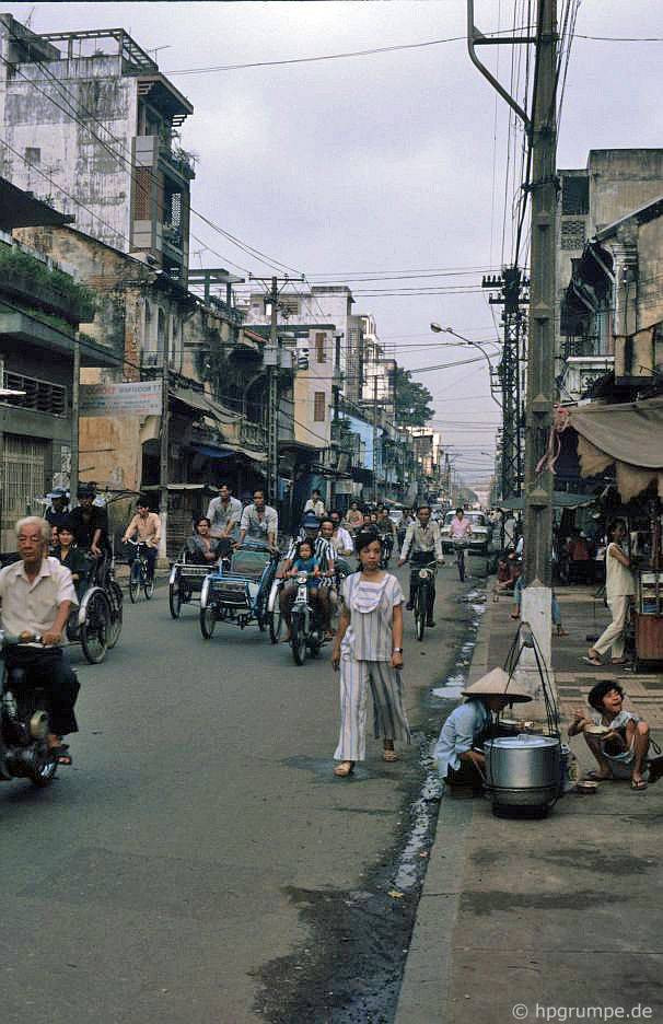 Đường phố cạnh chợ Lớn, 1991. Đường phố cạnh chợ Lớn, 1991.
