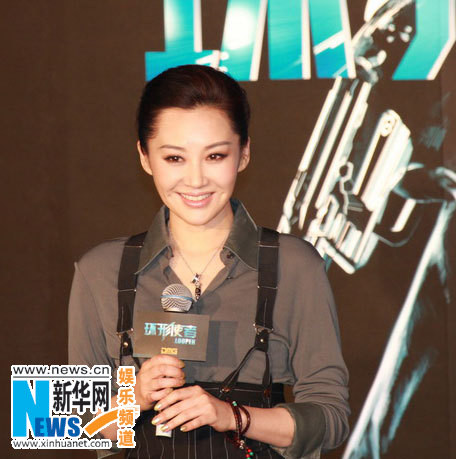 Nữ diễn viên Dư Nam trong The Expendables 2 (Biệt đội đánh thuê) của đạo diễn Simon West. Sau khi thực hiện một nhiệm vụ tưởng chừng như đơn giản cho Mr. Church, biệt đội đánh thuê phát hiện ra sai lầm trong kế hoạch của họ, dẫn đến một thành viên bị giết dưới tay Jean Vilain. Bằng mọi giá, họ trở lại nơi kẻ địch đang cư ngụ - với hai thành viên mới là Billy the Kid (Liam Hemsworth) và Maggie (Dư Nam) - nhằm ngăn chặn một vũ khí chết người và trả thù cho người anh em của mình. The Expendables 2 sẽ ra rạp vào ngày 17/07/2012. Ảnh. xinhuanet. Nữ diễn viên Dư Nam trong The Expendables 2 (Biệt đội đánh thuê) của đạo diễn Simon West. Sau khi thực hiện một nhiệm vụ tưởng chừng như đơn giản cho Mr. Church, biệt đội đánh thuê phát hiện ra sai lầm trong kế hoạch của họ, dẫn đến một thành viên bị giết dưới tay Jean Vilain. Bằng mọi giá, họ trở lại nơi kẻ địch đang cư ngụ - với hai thành viên mới là Billy the Kid (Liam Hemsworth) và Maggie (Dư Nam) - nhằm ngăn chặn một vũ khí chết người và trả thù cho người anh em của mình. The Expendables 2 sẽ ra rạp vào ngày 17/07/2012. Ảnh. xinhuanet.