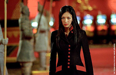 Chương Tử Di trong phim Giờ cao điểm 2 (Rush hour 2) đóng chung cùng với vua hài Thành Long và Chris Tucker của đạo diễn Brett Ratner và Conrad Palmisano năm 2001. Chương Tử Di trong phim Giờ cao điểm 2 (Rush hour 2) đóng chung cùng với vua hài Thành Long và Chris Tucker của đạo diễn Brett Ratner và Conrad Palmisano năm 2001.