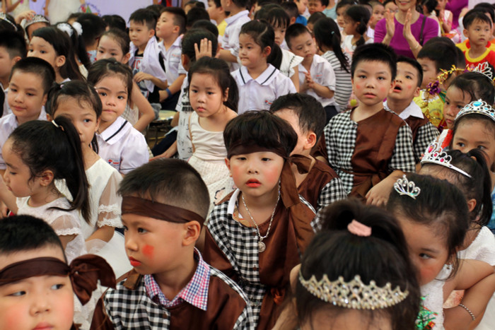 Các em học sinh trong những bộ trang phục rực rỡ sắc màu, háo hức chờ đón các tiết mục văn nghệ tại chuyên đề (Ảnh: Lã Tiến) Các em học sinh trong những bộ trang phục rực rỡ sắc màu, háo hức chờ đón các tiết mục văn nghệ tại chuyên đề (Ảnh: Lã Tiến)