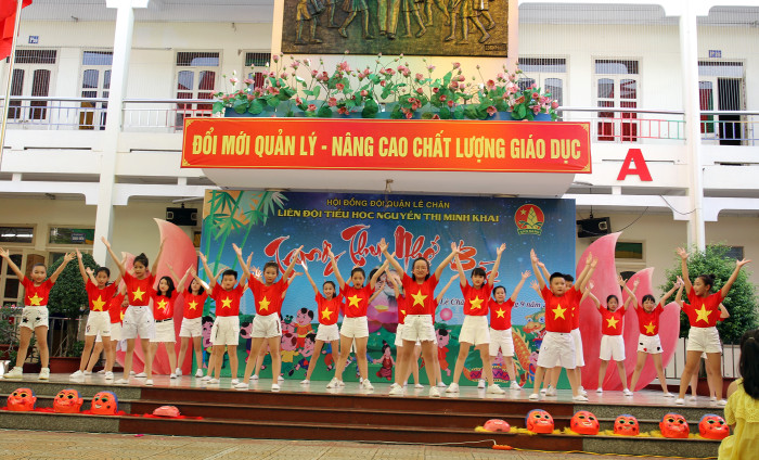 Các tiết mục văn nghệ đặc sắc do học sinh nhà trường biểu diễn (Ảnh: Lã Tiến) Các tiết mục văn nghệ đặc sắc do học sinh nhà trường biểu diễn (Ảnh: Lã Tiến)