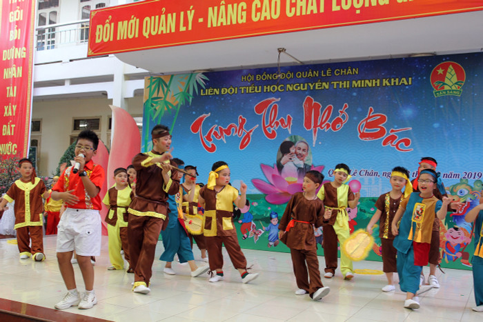 Các tiết mục văn nghệ đặc sắc do học sinh nhà trường biểu diễn (Ảnh: Lã Tiến) Các tiết mục văn nghệ đặc sắc do học sinh nhà trường biểu diễn (Ảnh: Lã Tiến)