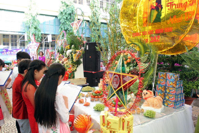 Ban giám khảo nhí chấm điểm các mâm cỗ được trưng bày tại chuyên đề (Ảnh: Lã Tiến) Ban giám khảo nhí chấm điểm các mâm cỗ được trưng bày tại chuyên đề (Ảnh: Lã Tiến)