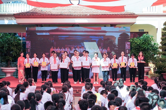 Nhà trường trao quà cho các em học sinh có hoàn cảnh khó khăn (Ảnh: Lã Tiến) Nhà trường trao quà cho các em học sinh có hoàn cảnh khó khăn (Ảnh: Lã Tiến)